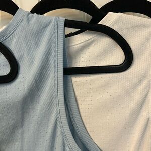 Athleta 2- In Motion Ribbed Texture Crew Neck Blue and White